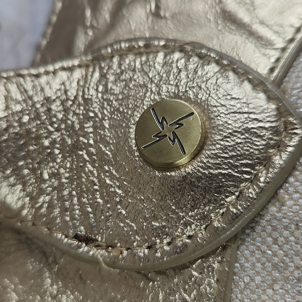 Nicole Miller, Large Elegant Gold and Cream Women's Handbag with feet. - Picture 3 of 9